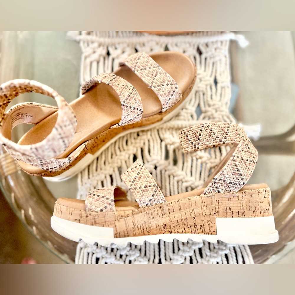 Steve Madden - Stylish Tan Woven Sandals
